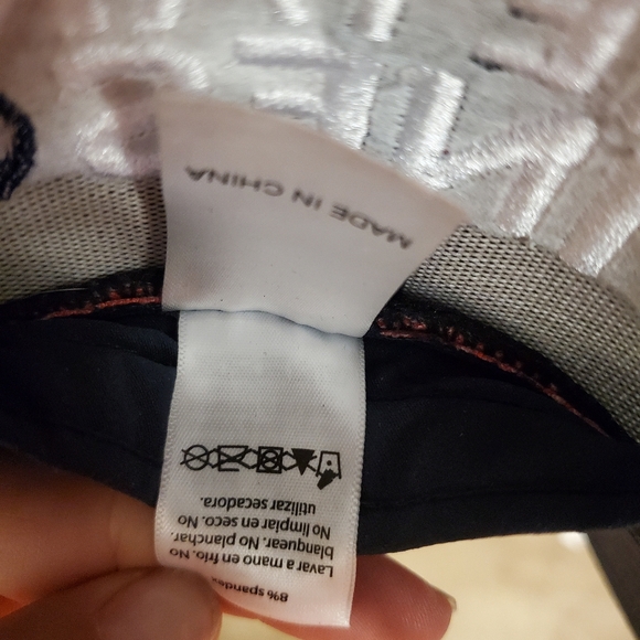 Vineyard Vines Hat Cap Snap Back Red Blue Preppy Whale Outdoors Mesh Back - Picture 9 of 9